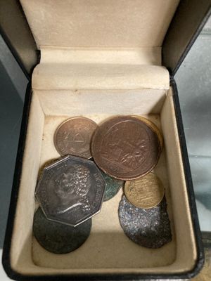 une boîte remplie de pièces posée sur une table