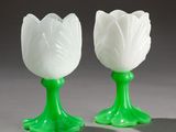 une paire de vases en verre verts et blancs ornés de fleurs blanches