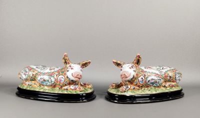 deux figurines de vaches sur des socles noirs, posées sur une surface grise