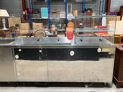 Important tour réfrigéré inox formant ilot, groupe froid int…