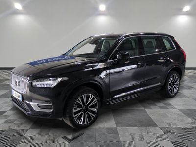 un SUV Volvo noir garé dans un garage dont le sol est en damier