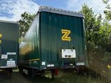 deux camions garés l'un à côté de l'autre dans l'herbe