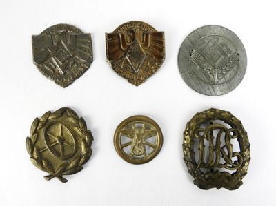 six insignes de formes et de tailles variées sont représentés sur un fond blanc