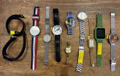 de nombreux modèles de montres disposés sur une table