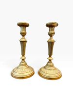 Paire de bougeoirs en bronze doré.