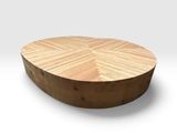 une image représentant une table ronde en bois sur fond blanc