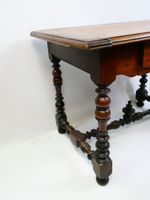 Petit bureau en noyer ouvrant par un tiroir, pieds tournés, … (photo 5)