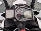 un gros plan d'une moto équipée d'un compteur de vitesse