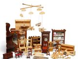 beaucoup de jouets en bois posés sur une table