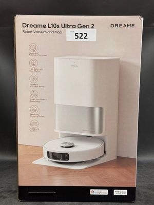 la boîte est ouverte sur une table où se trouve une cafetière blanche