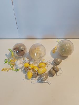 un plan de travail blanc sur lequel sont disposés plusieurs objets décoratifs en verre