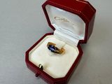une bague dans une boîte rouge posée sur une table