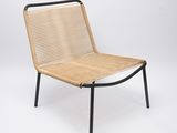 La chaise est en rotin et possède une structure en métal noir