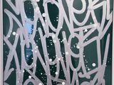une image d'un tableau sur le mur d'une pièce
