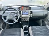 le tableau de bord d'une voiture, avec son volant et ses commandes