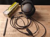 un casque posé sur une table à côté d'un stylo