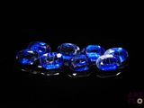 quatre saphirs bleus sur fond noir