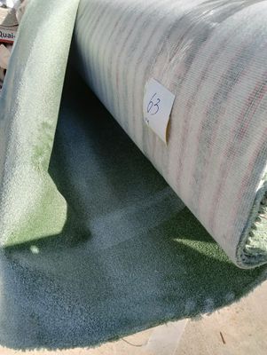 un rouleau de moquette posé par terre, muni d'une étiquette