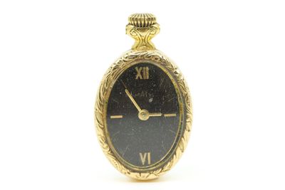 une horloge en or avec des chiffres romains sur le cadran