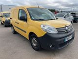 une camionnette jaune et noire garée sur un parking à côté d'autres voitures