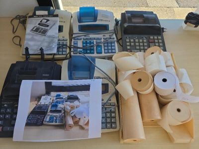 un grand nombre d'objets posés sur une table