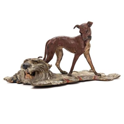 statue représentant un chien et un os pour chien sur fond blanc