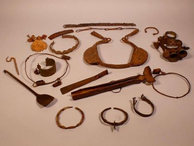 Important lot de bracelets, colliers, fers rituels, Afrique …
