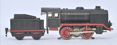 un petit train posé sur une surface blanche