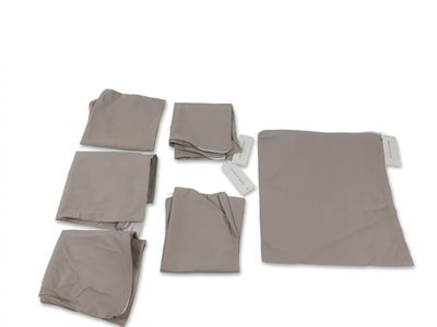 six morceaux de tissu disposés sur une surface blanche