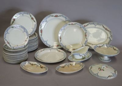 un grand nombre d'assiettes posées sur une table