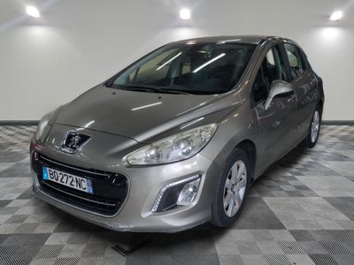 la voiture argentée est garée dans le garage sur le sol en damier