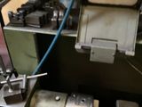une image d'une machine qui travaille sur une pièce de métal