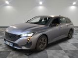 La nouvelle Peugeot est garée sur un sol en carrelage à damier.