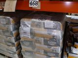 de nombreux paquets de nourriture sur les rayons du magasin