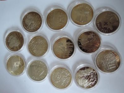 plusieurs pièces différentes sont disposées en cercle sur une surface blanche