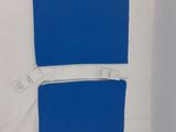 deux carrés bleus sur un drap blanc orné d'une bande blanche