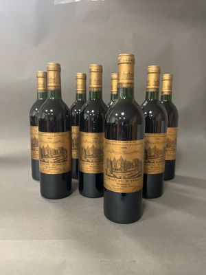six bouteilles de vin sont alignées dans une rangée