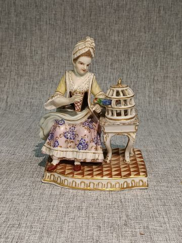 Saxe (dans le gout). Sujet en porcelaine représentant une femme, 