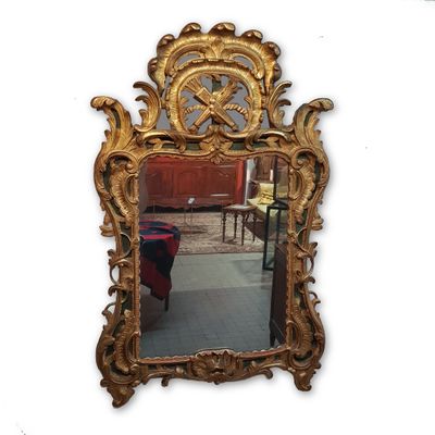 un miroir accroché au mur à côté d'une table