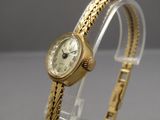 l'image d'une montre-bracelet en or entourée d'une chaîne