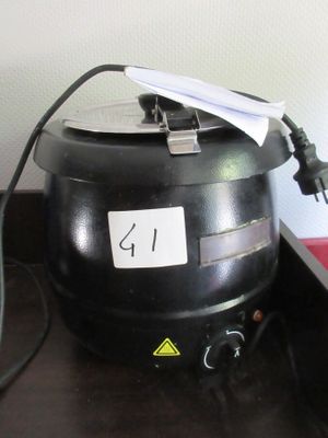 un pot noir recouvert d'un papier, posé sur une table
