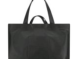 le grand sac de courses noir se détache sur un fond blanc