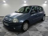 la photo d'une voiture bleue garée dans un garage