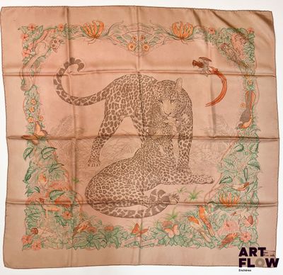une image représentant une écharpe ornée d'un léopard et d'un serpent