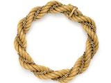 un gros plan d'un bracelet tressé sur fond blanc
