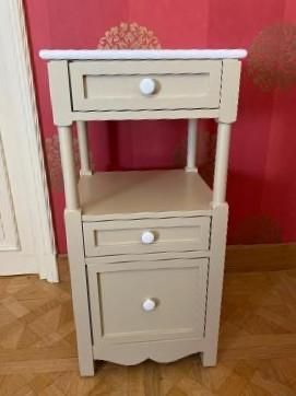 une petite table sur laquelle se trouvent deux tiroirs