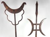 deux objets métalliques placés l'un à côté de l'autre