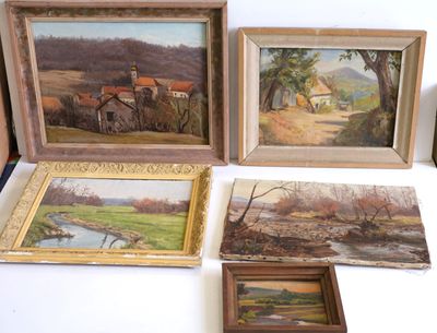 quatre tableaux posés sur une table, avec une photo d'une ferme