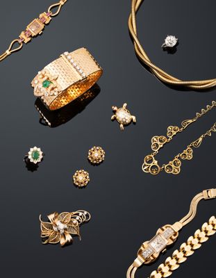 un assortiment de bijoux en or, notamment des bracelets, des bagues et des bracelets