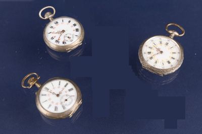 quatre types différents de montres de poche exposés dans une vitrine